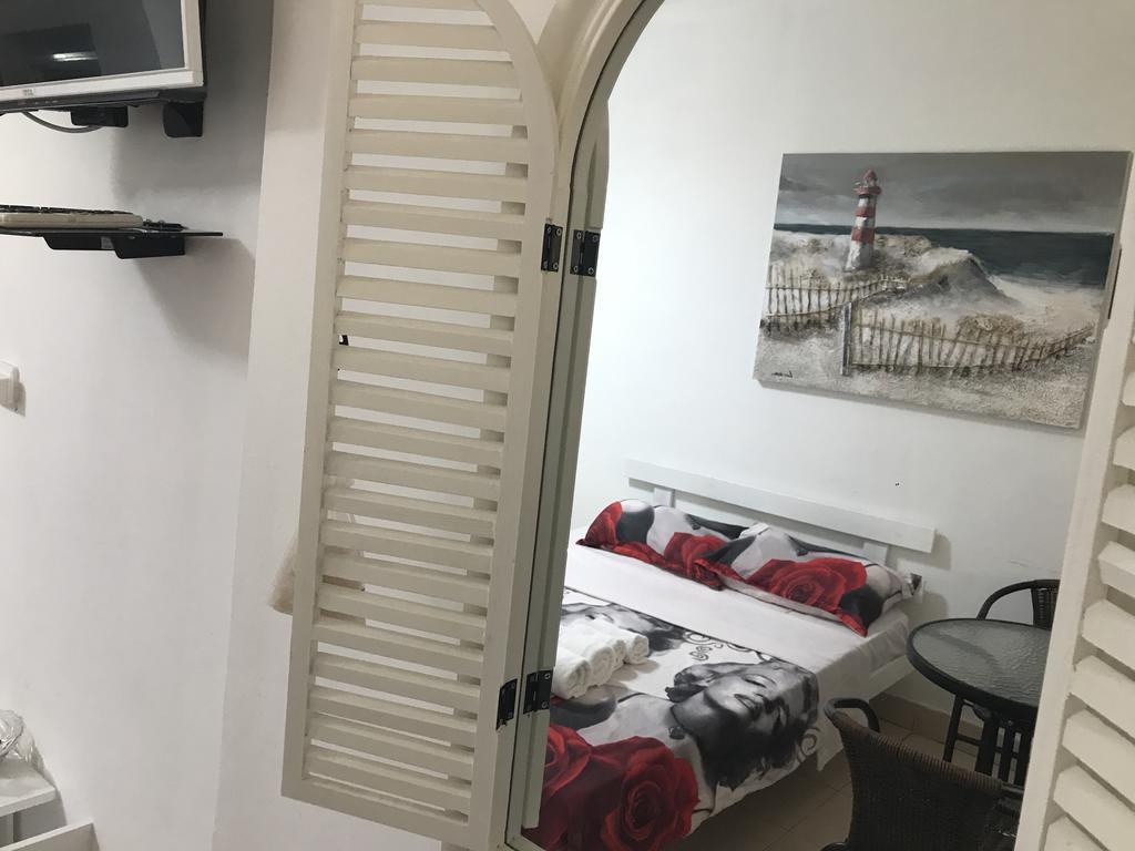 Netanya Motel Pierre Bagian luar foto