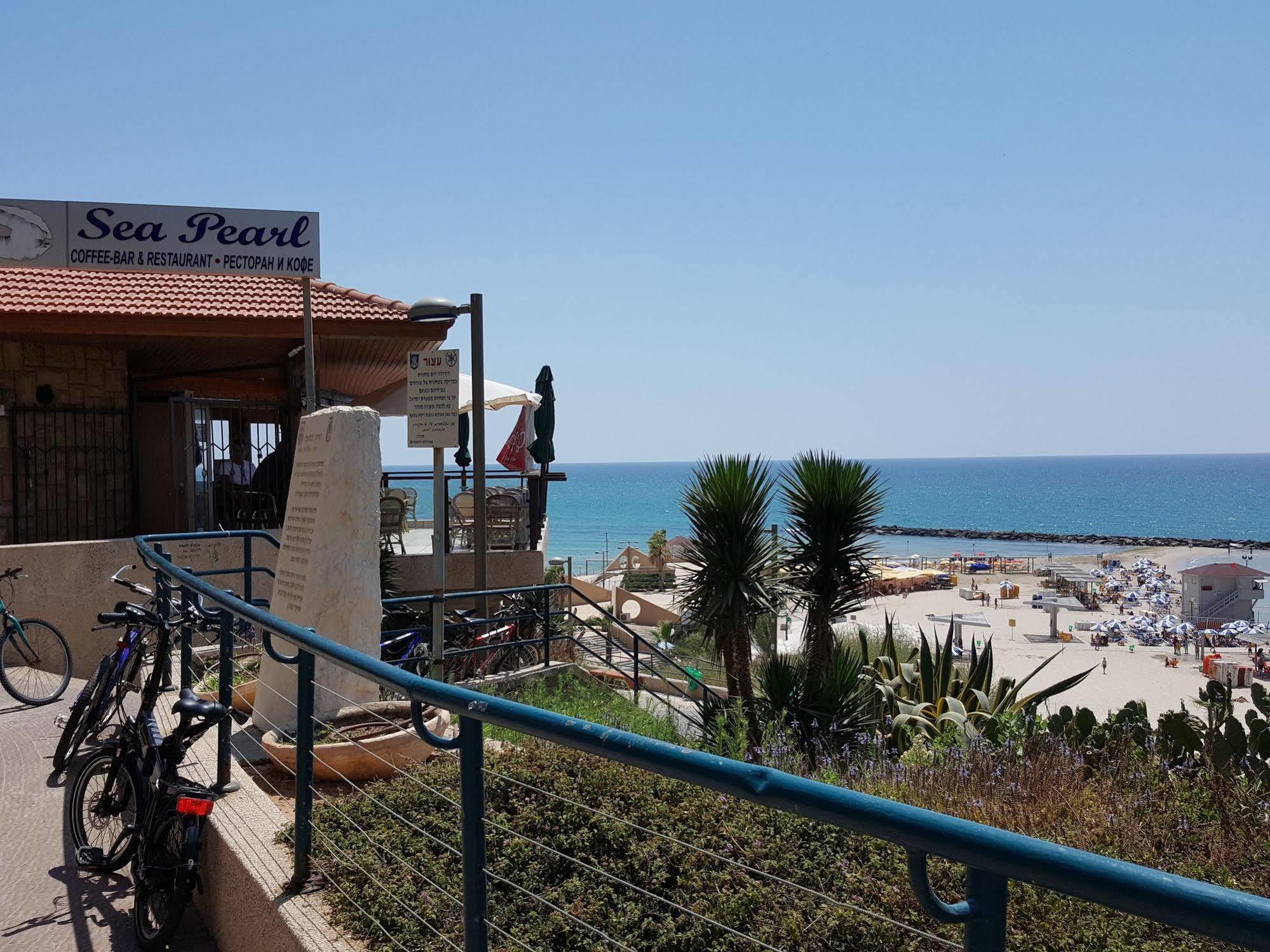 Netanya Motel Pierre Bagian luar foto