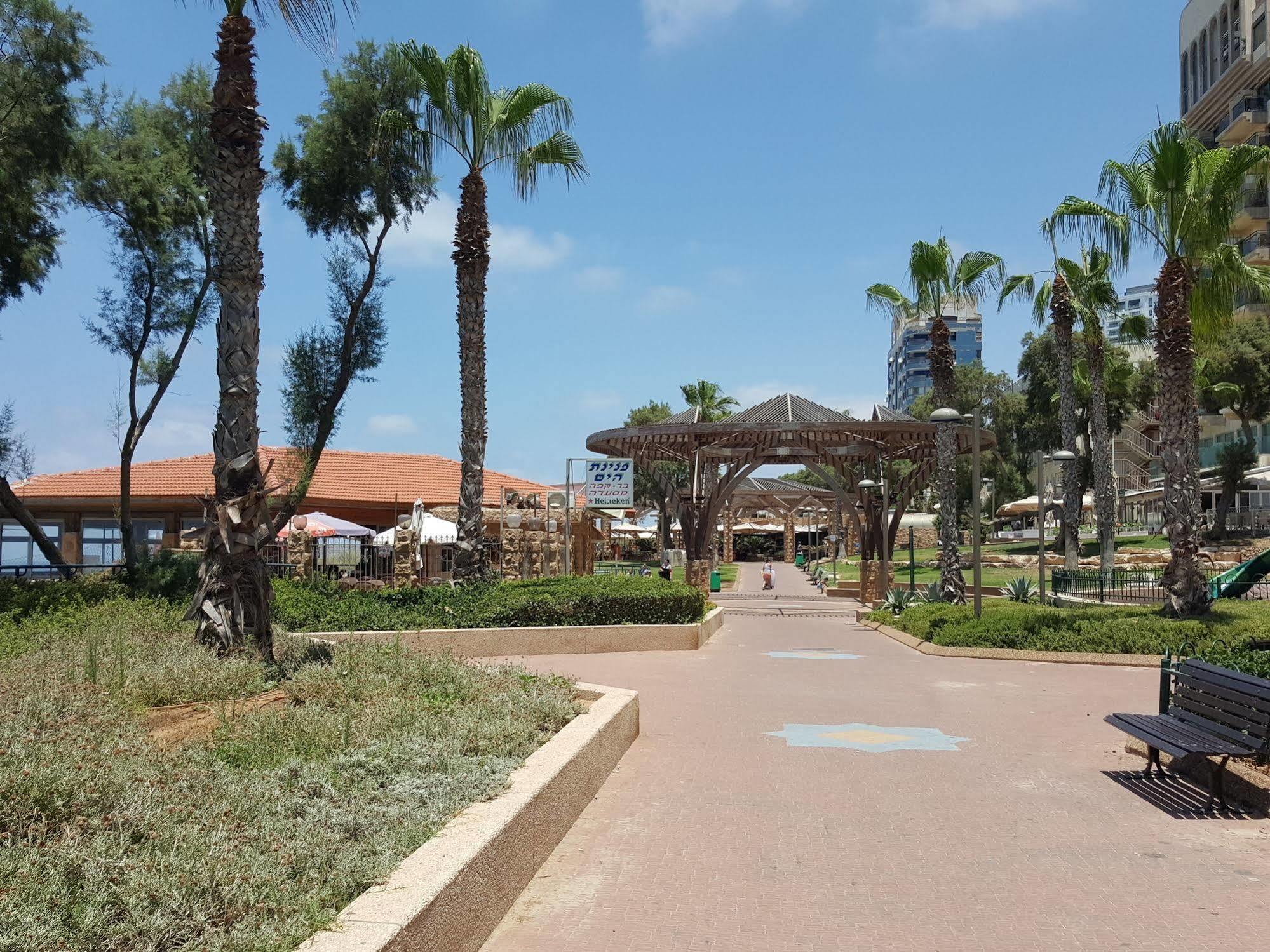 Netanya Motel Pierre Bagian luar foto