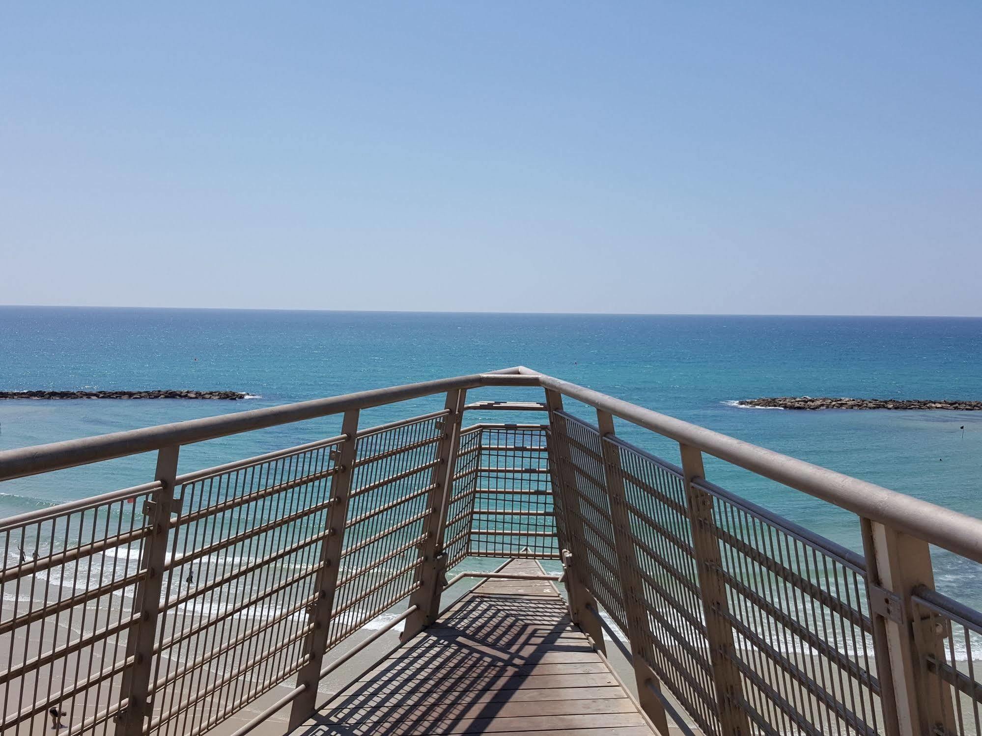 Netanya Motel Pierre Bagian luar foto