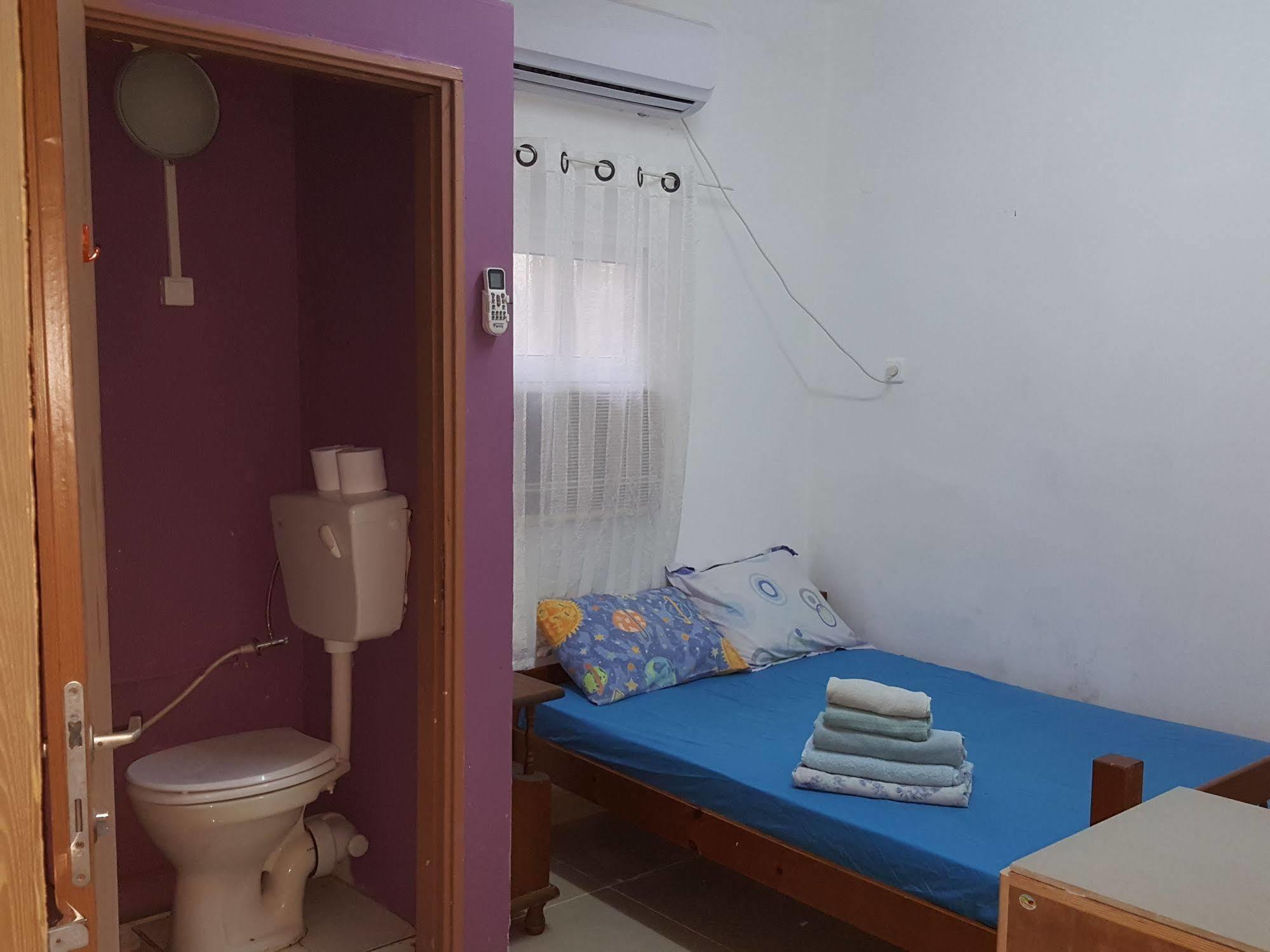 Netanya Motel Pierre Bagian luar foto