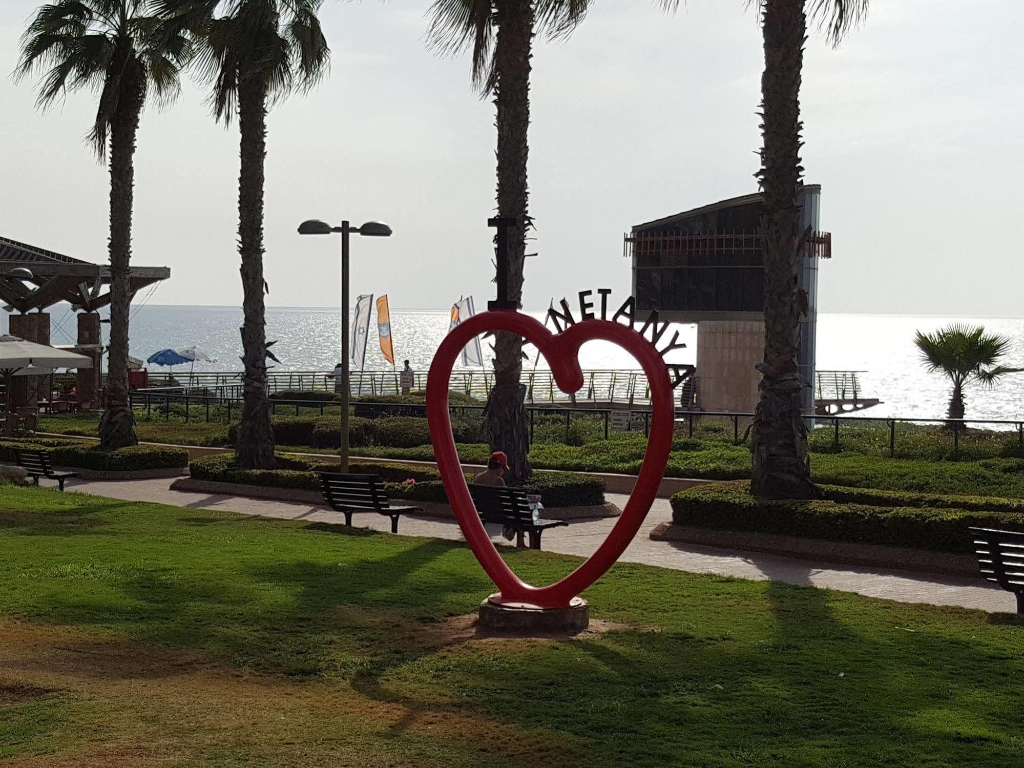 Netanya Motel Pierre Bagian luar foto