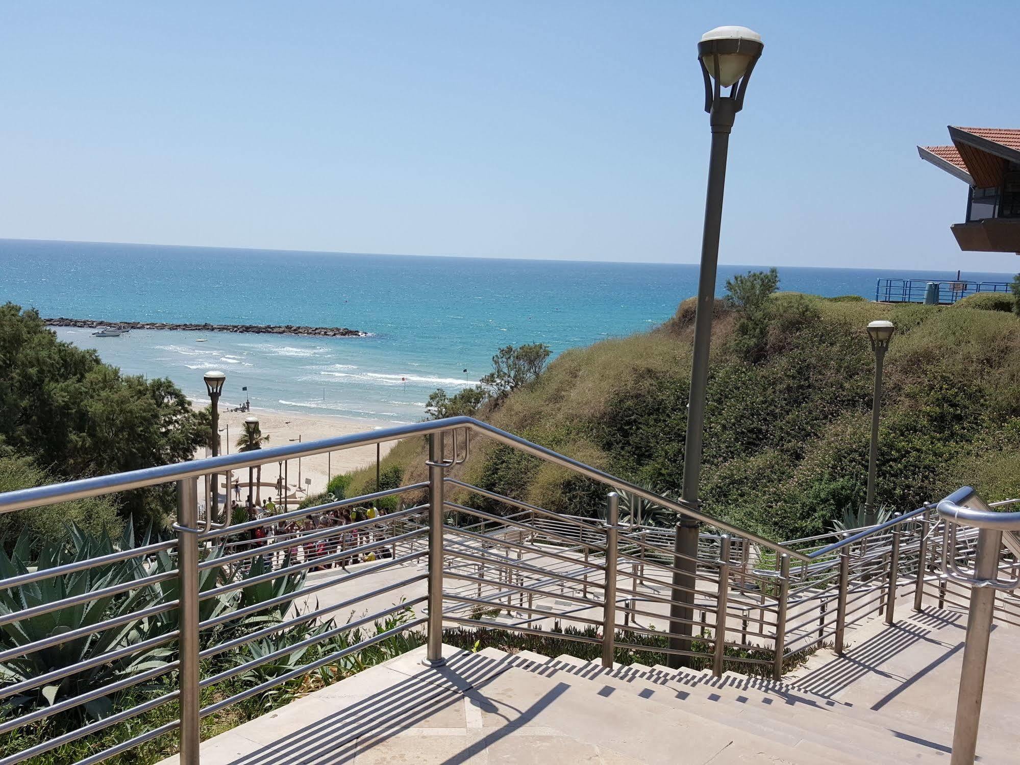 Netanya Motel Pierre Bagian luar foto